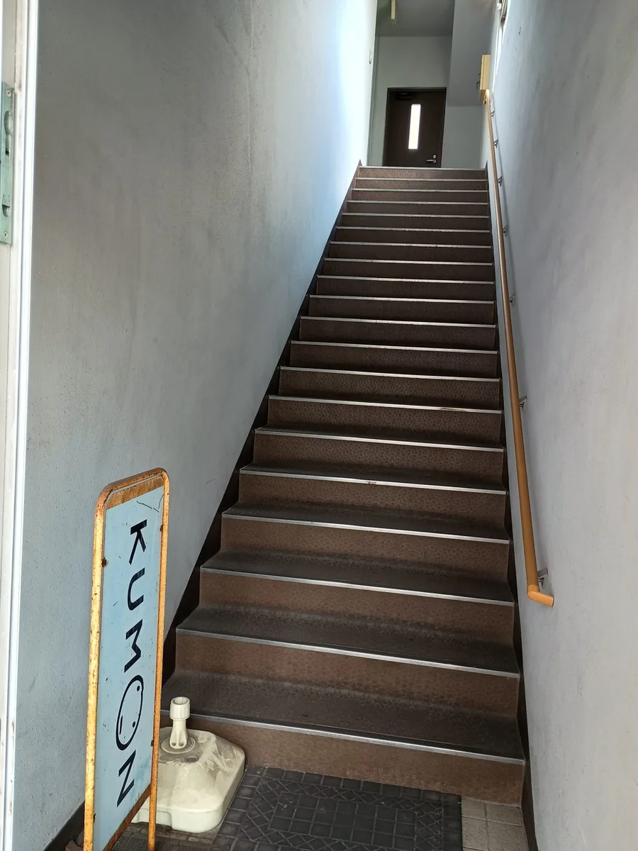 山本ビル表側入口から2階へ上がる階段