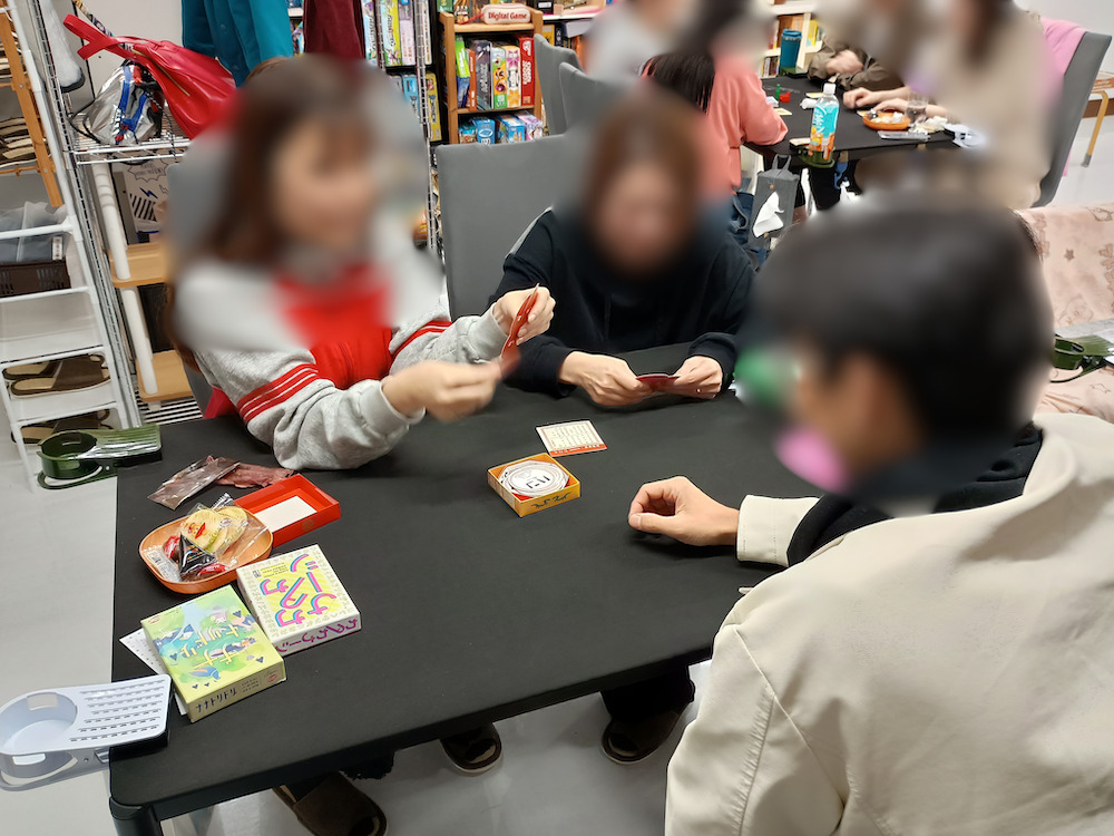 ボードゲームしてる様子